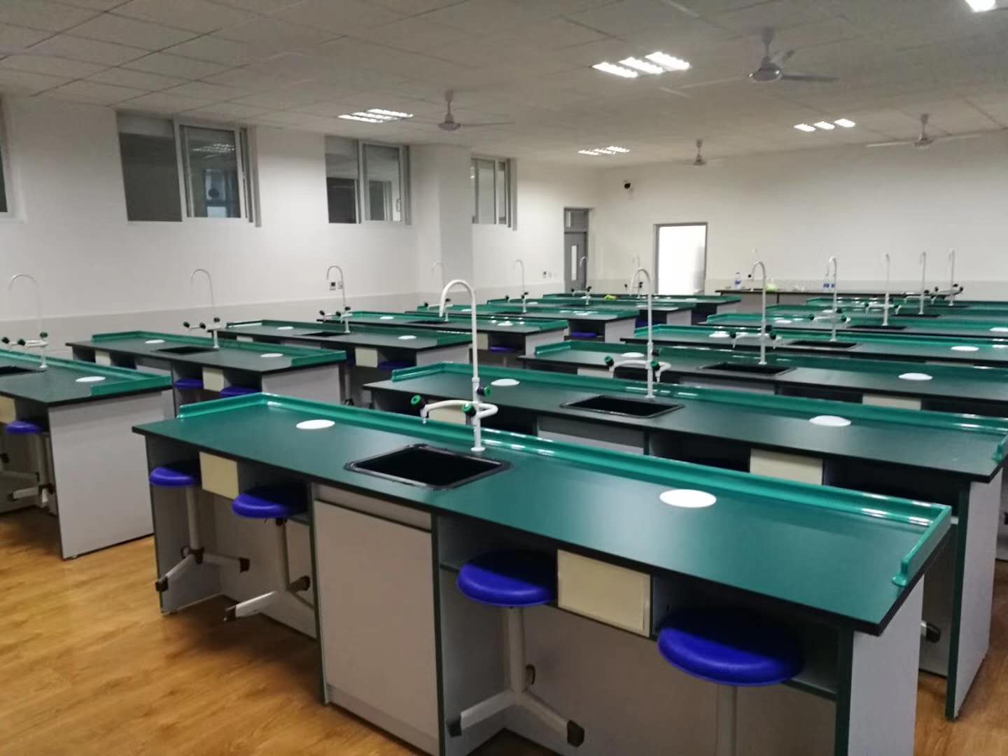 南华仪器股东杨伟光2天减持10万股套现10615万元(图1)