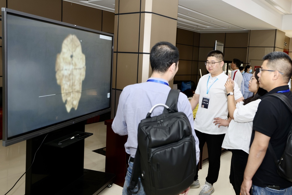构建敦煌学研究智能化平台和研究高地敦煌学高地建设数智实验室建设研讨会在兰举行(图1)